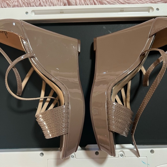 Jessica Simpson Brown Wedge heel. - Picture 7 of 9